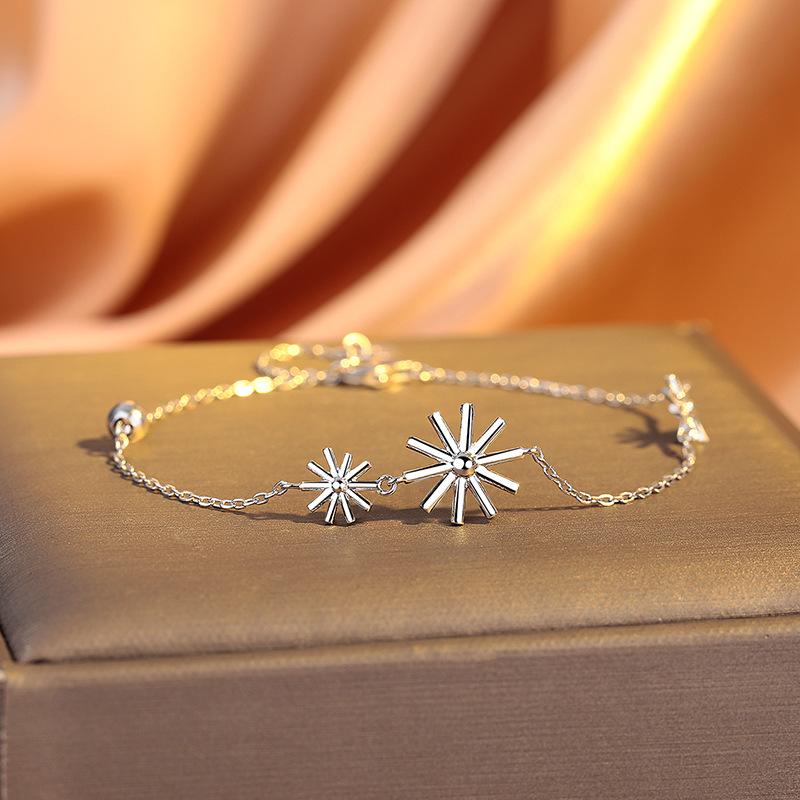 Niche High-End Bracelet Women S Light Luxury Versatile Temperament Flower Jewelry Plain Circle Sunflower Accessories платиновый