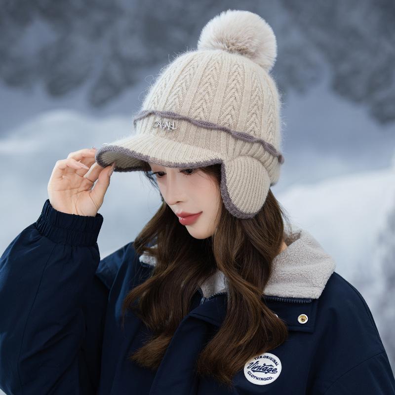 Two color Lace Plus Eeled Baseball Cap Sweet and Cute Fur Ball Cap Autumn and Winter Casual Cold Warm Hat