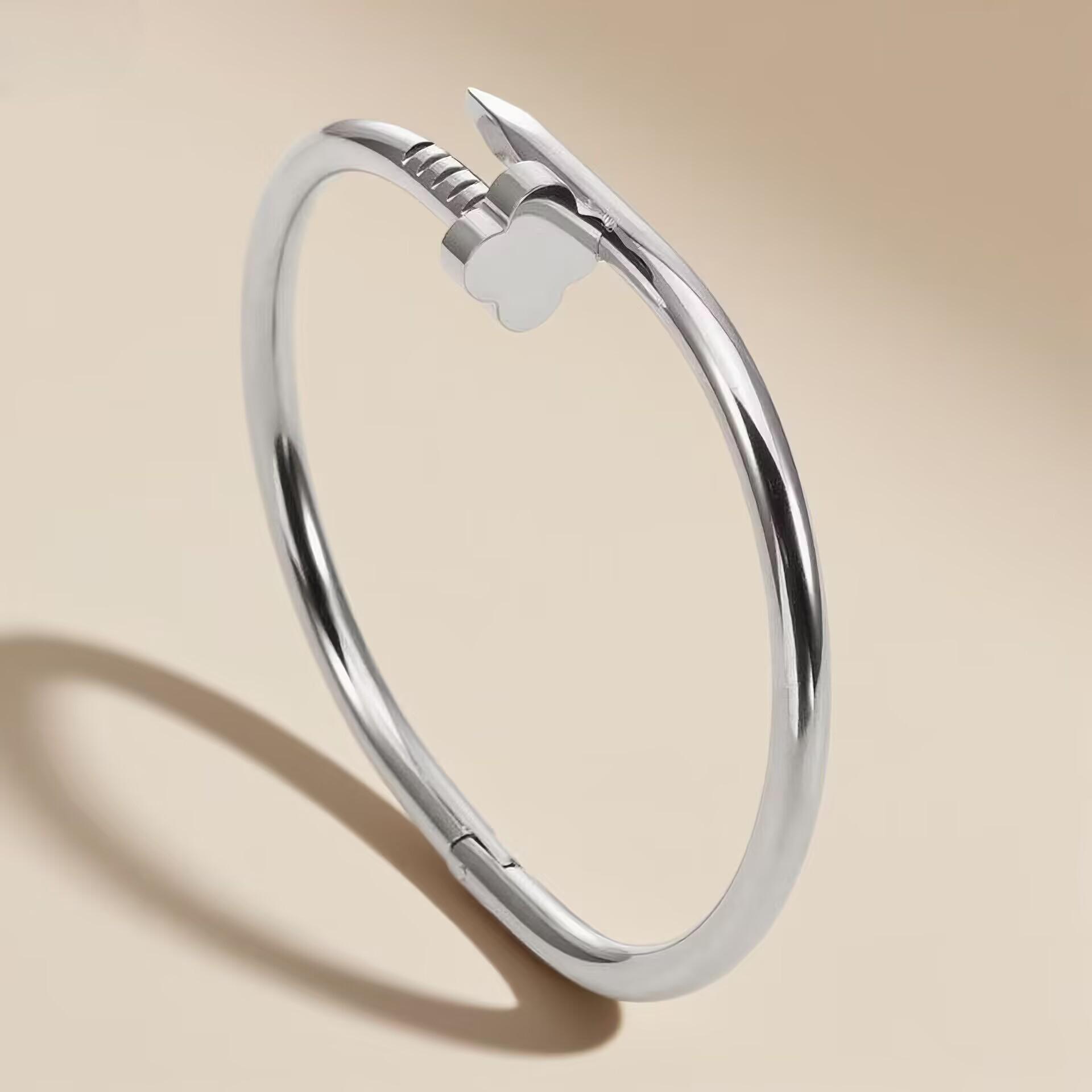 New Fashion Waterproof 18k Gold-Plated Titanium Steel Five-Petal Flower Bracelet