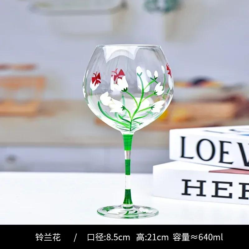 1 Stück Rotweinglas mit hohem Fuß Ein Kristallweinglas mit handgezeichneten floralen Mustern Ein transparentes und exquisites Weinglas