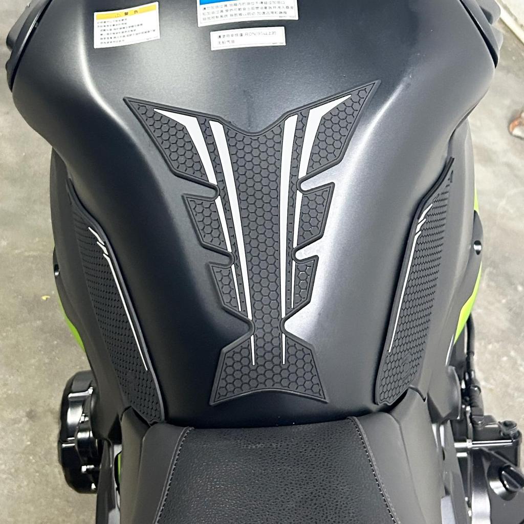 LEDISHUN Traction Pad Tank Kit for Kawasaki Z900 2017-2025 (Gray)