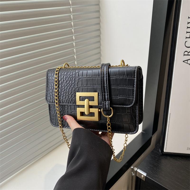 

Popular commuter women s bag new summer chain shoulder armpit bag high sense versatile small square bag women чорний