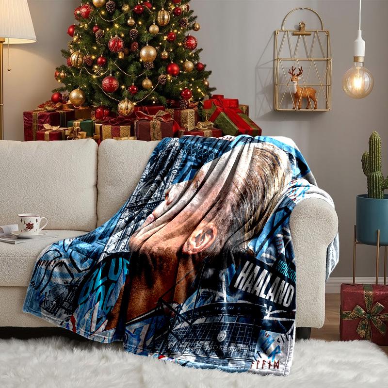 Haaland Player Pose Throws Blanket Flannel Blankets Plush for Couch Bed Gifts for Men Women Travel picnic blanket Christmas fan gifts
