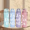 1PC La Dolce Vita Soft Text Pattern 750ml Color Plastic Sports Water Bottle Leakproof Flip Straw Lid Suitable for Sports Office Home Use