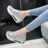 Mode Plateau Wedges Damen Sneaker Blumenstickerei Mesh Sneaker Damen Slipper Casual Bequeme Schuhe mit Absatz für Frau Tenis Feminino