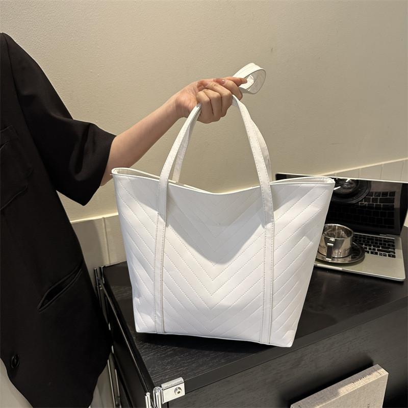 Trendy Fashionable Pu Tote Bag With Soft Feel And Spacious Design For Everyday Style
