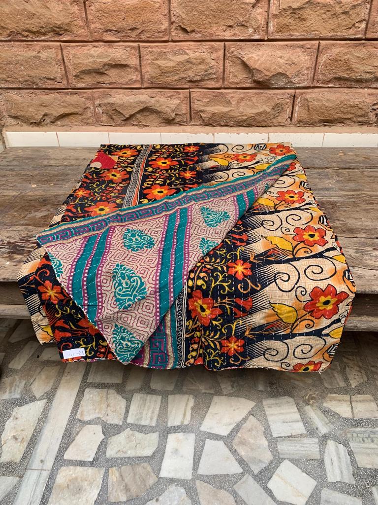 Floraler Kantha-Quilt: Wendbare indische Baumwolldecke, Bohemian Bettwäsche