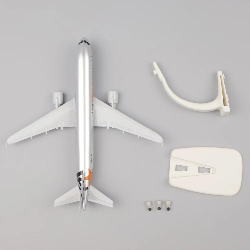 Diecast Airplane A320 Metal 20cm Jetstar Airways Aircraft Model 1:400 Scale With Land Gear Alloy Aviation Plane Display Ornament