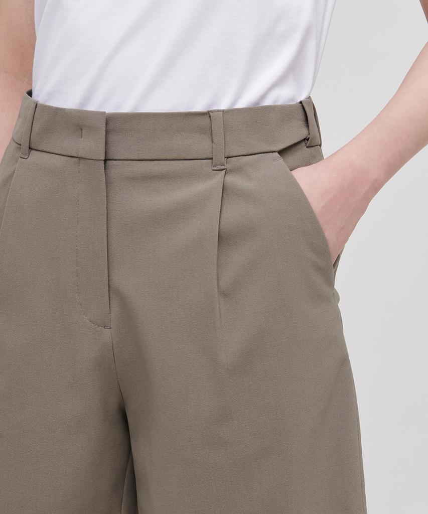 MUSINSA STANDARD WOMAN Women'S Lightweight Hidden Elastic Waist Half Slacks [Dusty Beige]