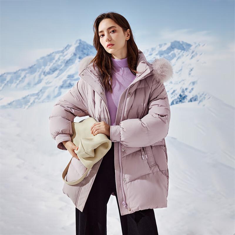 

Женский пуховик средней длины с капюшоном и воротником из лисьего меха Qiusbiyiren M