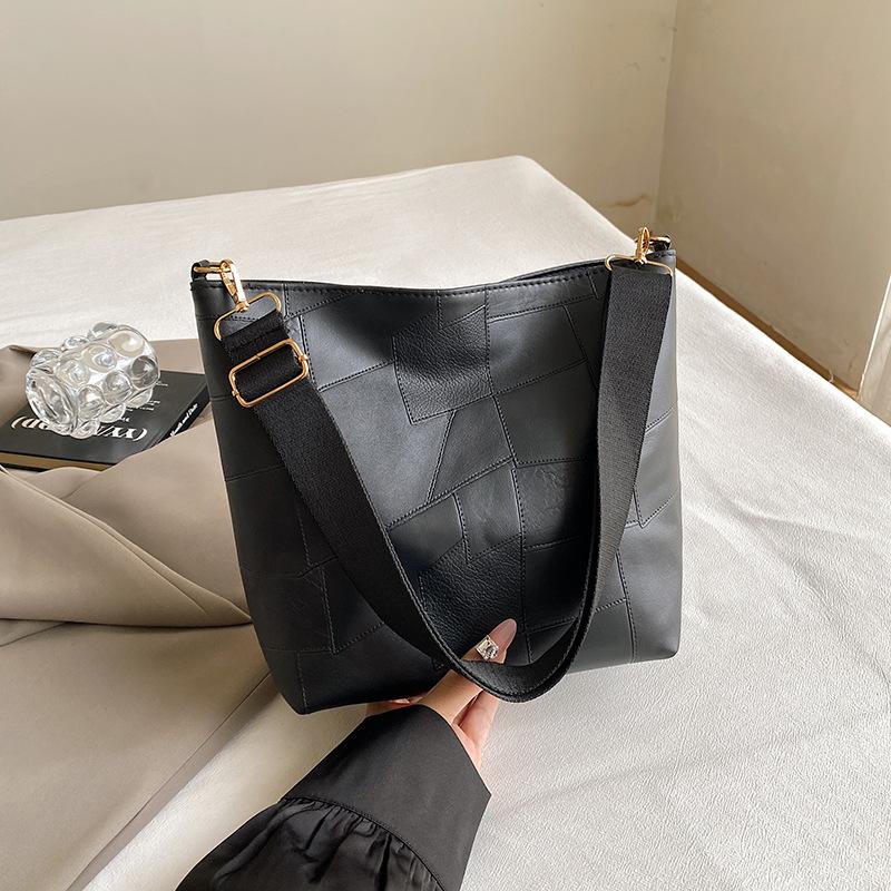 

2024 новая сумка через плечо мягкая поверхность повседневная однотонная сумка-тоут для поездок на работу большая сумка популярная личность большая вместимость сумка женская чёрный