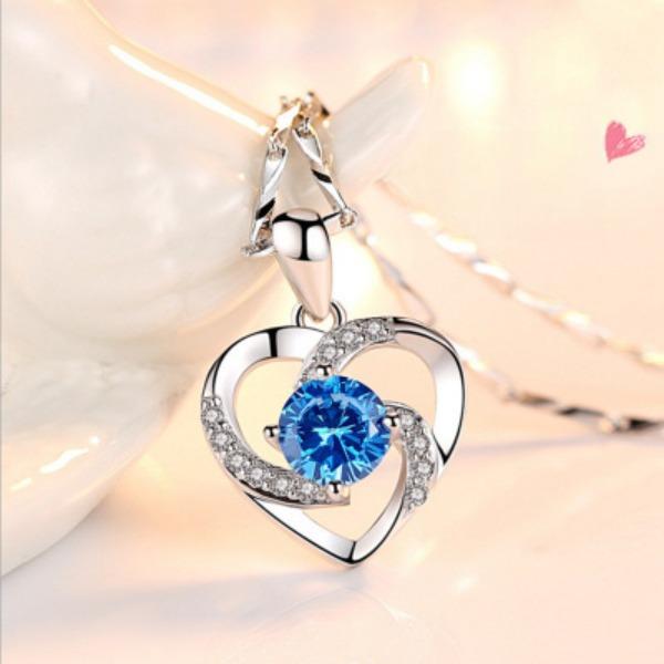 

Корейская версия нового позолоченного кулона в форме сердца для женщин с бриллиантовым ожерельем в форме сердца и цепочкой на ключицу, простые украшения из кристаллов