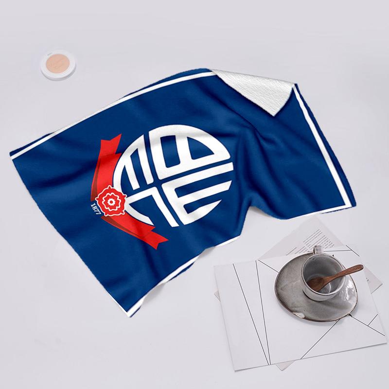Plážová osuška s logem Bolton Wanderers FC - měkká, savá, rychleschnoucí, pratelná v pračce - ideální na plavání, kempování, koupání