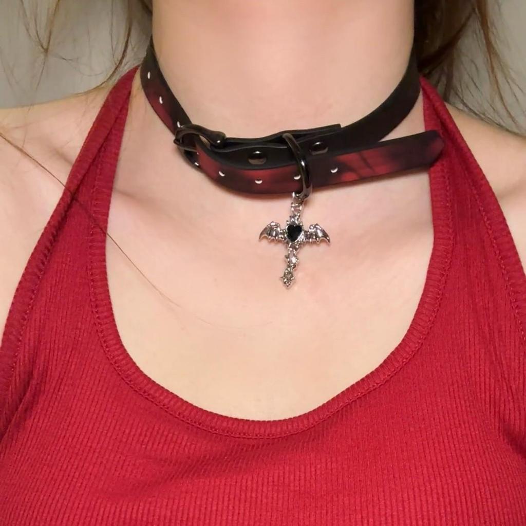 Chique Pittige Meisje Leren Bel Choker Ketting – Uniek Minderheidsontwerp