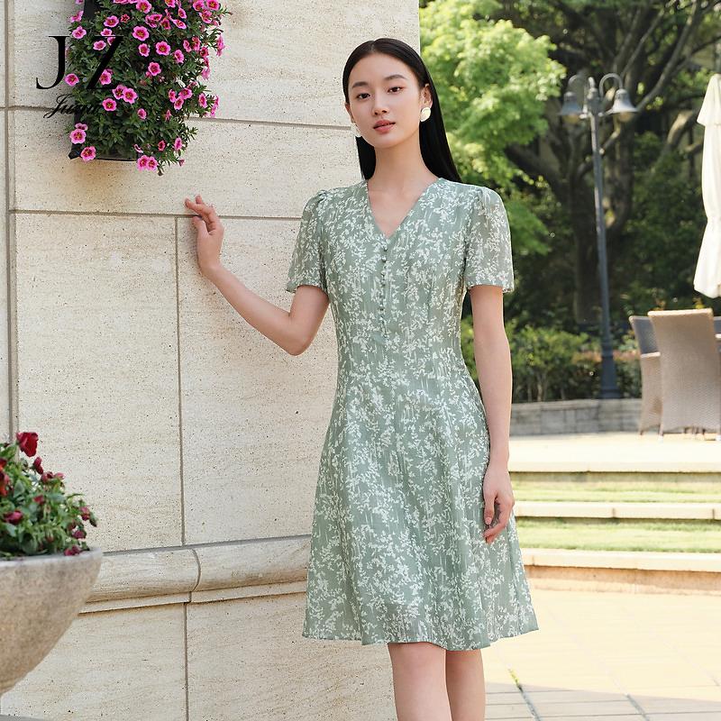 Jiuzi Anna Kou Romantic and Elegant Floral Micro Wrinkle Texture V-neck Waist Dress for Women 2024 Summer New Style