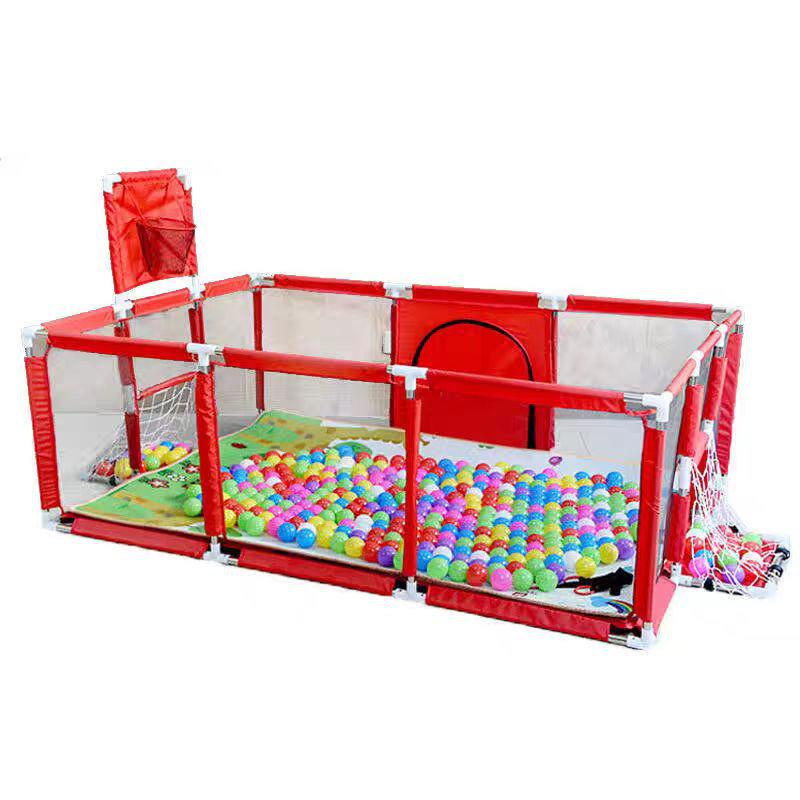 

Детский манеж для игр в помещении с баскетбольным кольцом и зоной для бросков красный