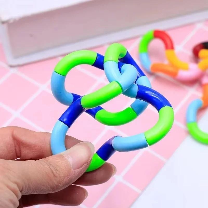 Giocattoli Fidget Silenziosi e Tortili, da Spremere, Torcere e Far Girare, Giocattolo Sensoriale Multicolore per Bambini, Giocattoli per Alleviare lo Stress e Strumenti Educativi