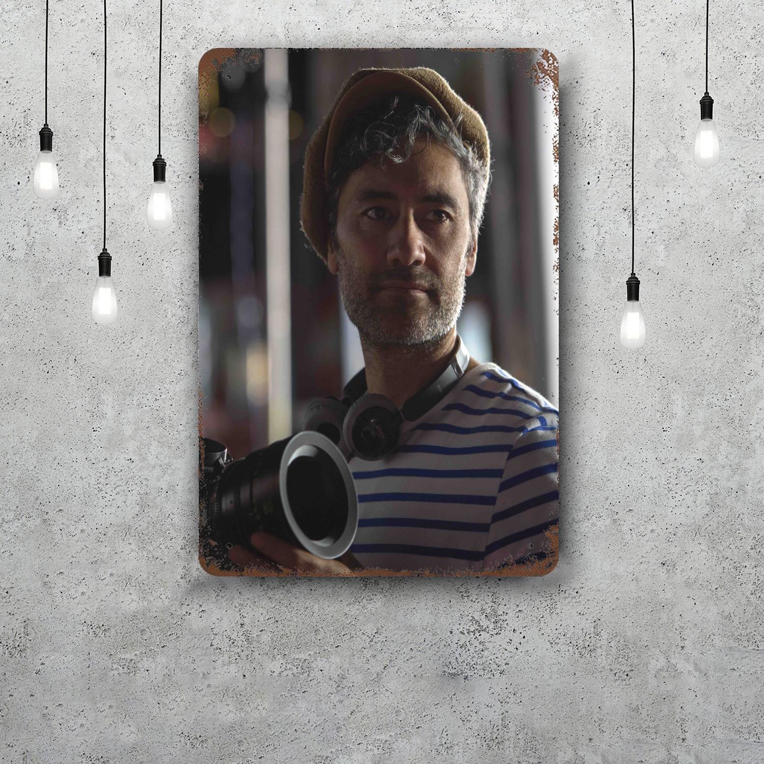 

taika waititi screenwriter Decor Poster Vintage Tin Sign Metal Sign Decorative Plaque for Pub Bar Man Cave Club Wall Decoration 20x30cm（7.8x11.8inch）
