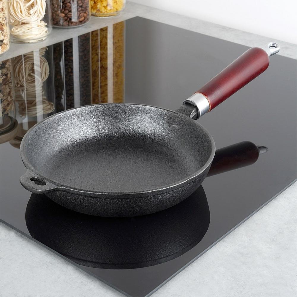 Cast iron frying pan with silicone cover CAST LINE 30 cm