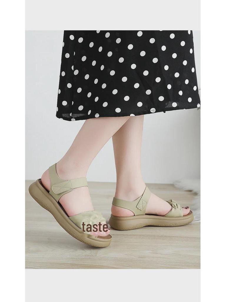 Letní klínkové sandály mámy 2025: Měkká podrážka, střední podpatek, univerzální pohodlí pro ženy středního věku