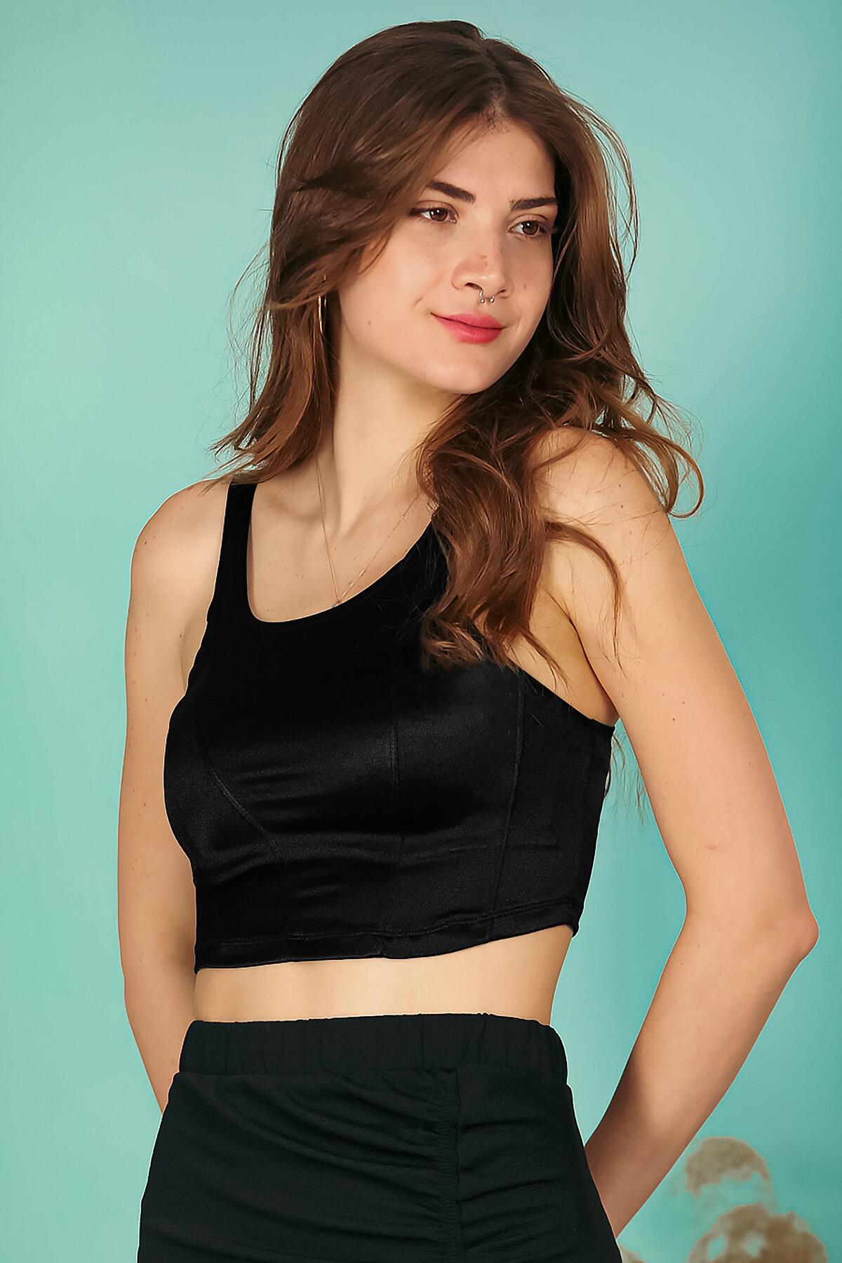 

Женская укороченная блузка с толстыми бретелями