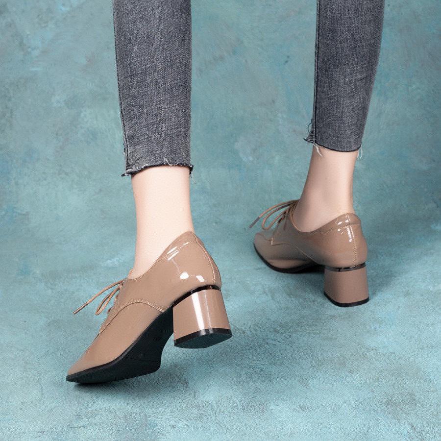 Kwadratowy nosek głębokie wycięcie pojedyncze buty damskie jesienno-zimowe nowe sznurowane krowia lakierowana skóra gruby obcas wysokie obcasy damskie modne buty