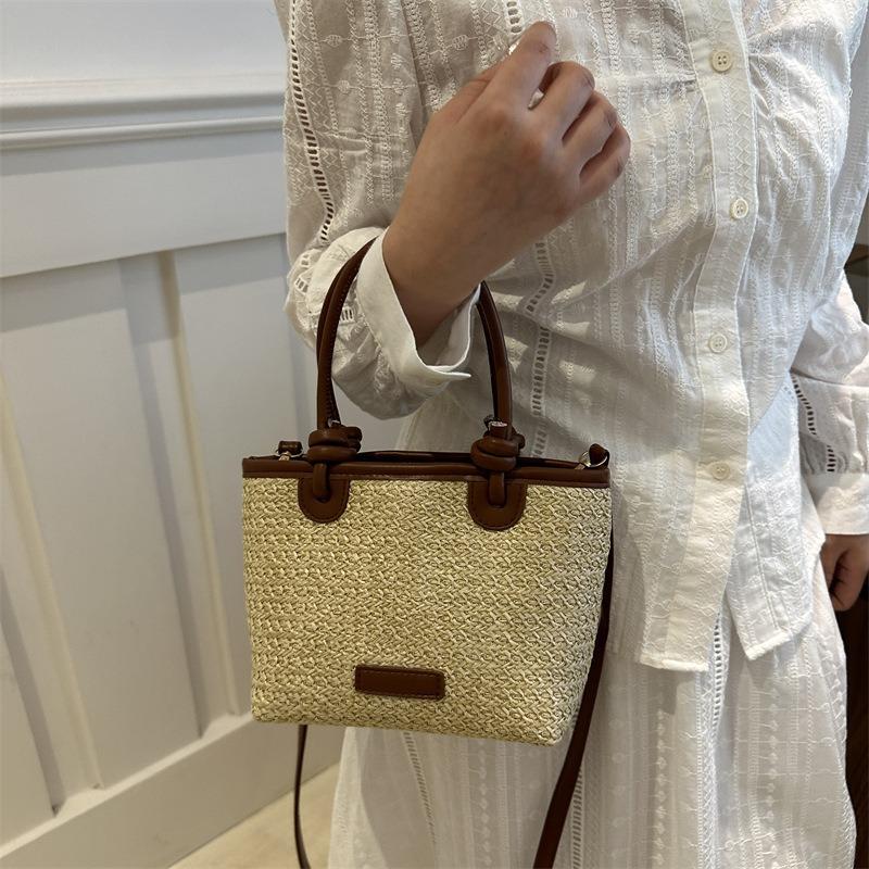 Portable messenger bag, new summer vacation beach wind straw woven bag, beautiful bucket bag, woven bag.