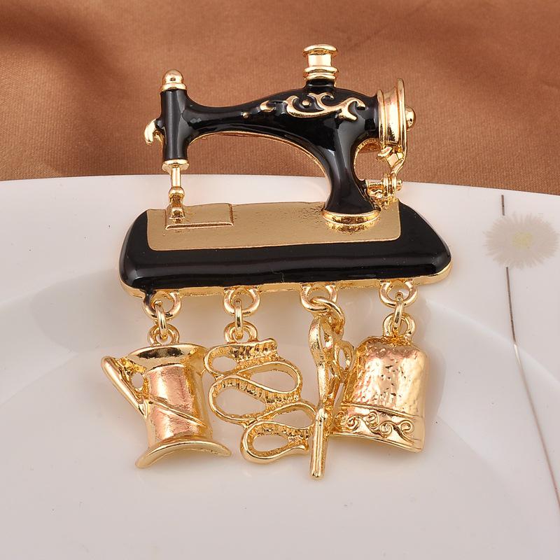 Stylish European-American Sewing Machine Brooch: Cute, High-Grade Decorative Pin for Coats and Jackets