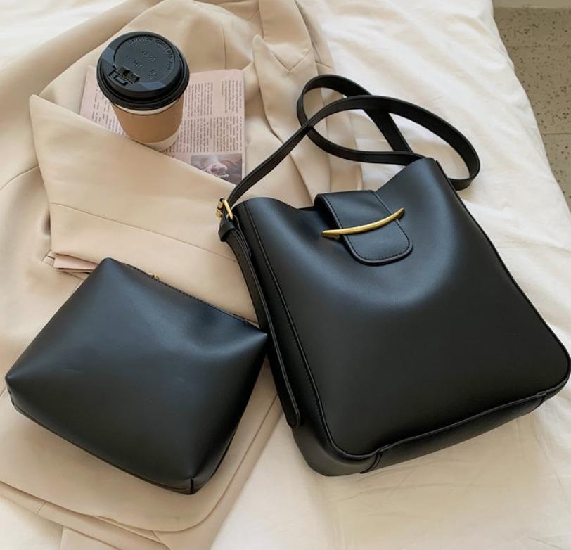 

Wholesale French bag women 2025 new trendy Internet celebrity retro bucket bag versatile ins large capacity bag messenger bag чорний