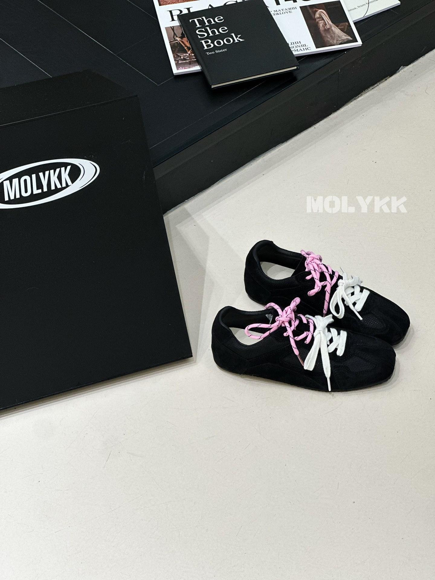 

Black German training shoes women s 2025 autumn new casual shoes retro style leather pair of shoelaces breathable soft-soled Forrest Gump shoes 40 чёрный