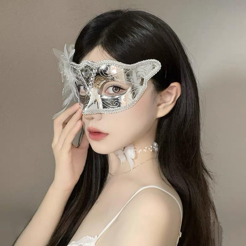 Sexy Spitzen-Halbmaske mit Federn - Halloween-Make-up Maskerade-Party-Accessoire