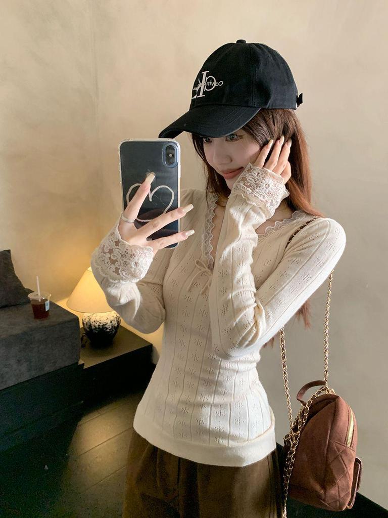 Elegant Lace Trim V-Neck Long-Sleeve Women's T-shirt - Slimming, Waist-Cinching Base Layer for Autumn/Winter, Perfect for Instagram.