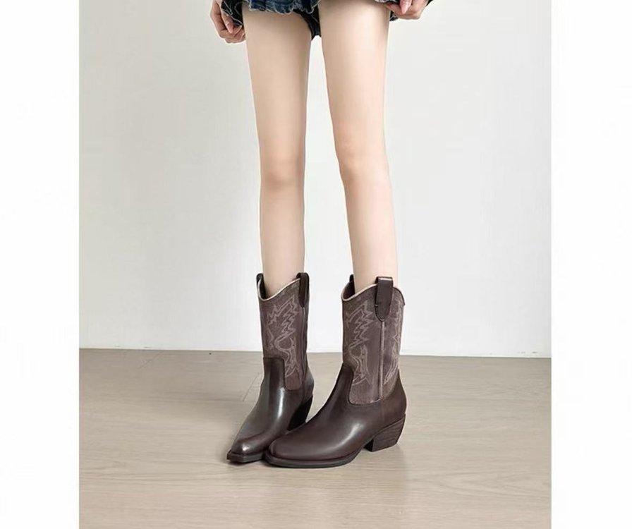 

Цай Вэньцзин и Чжан Юйси носят одинаковые женские ковбойские ботинки с квадратным носом и толстым каблуком, новые короткие ботинки из тонкой кожи в стиле ретро на 2025 год. 42 коричневый