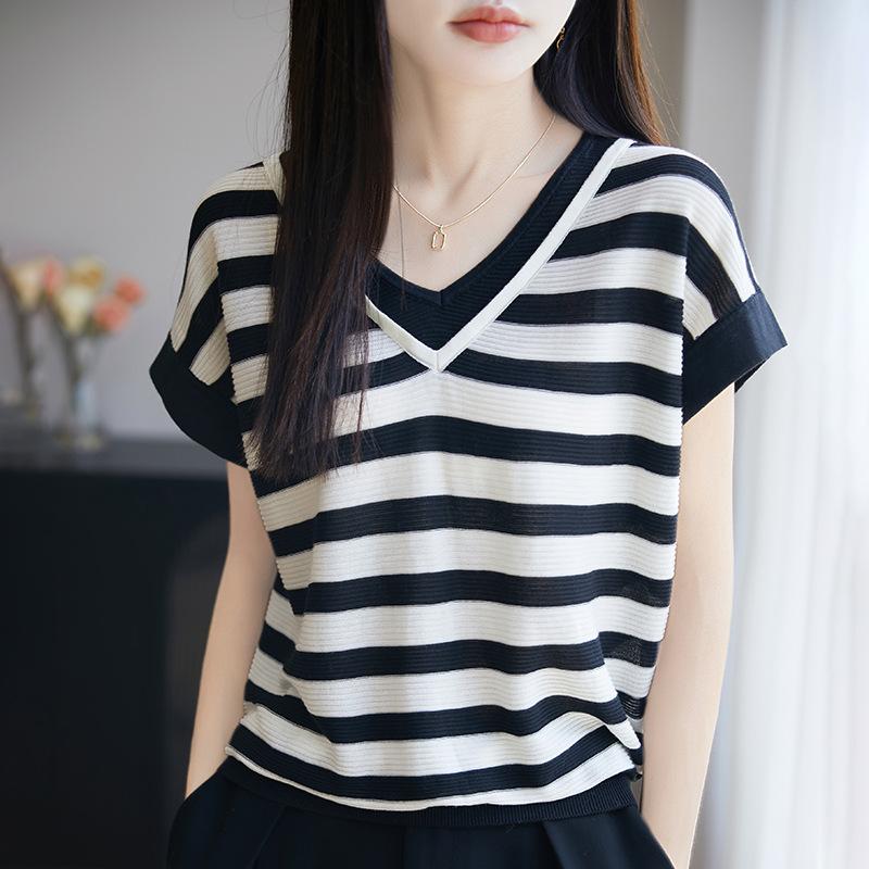 French High-end Fake Two-piece Knitted Short-sleeved T-shirt for Womens Design Niche Temperament V-neck Relaxed Fit Color-blocking Top T-shirt