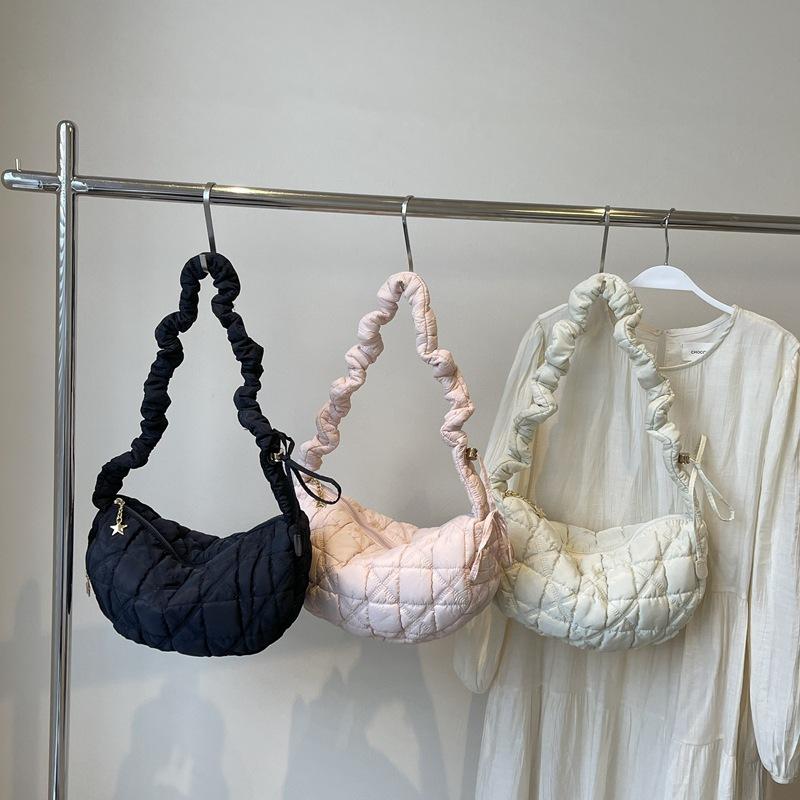 Fashion and lightweight pleated cloud bag women's autumn and winter new underarm shoulder bag trendy messenger dumpling bag