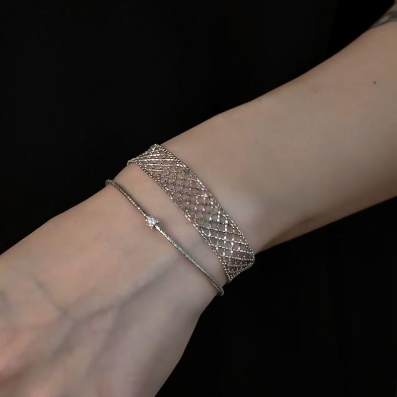 Silver Mesh Flowing Light Bracelet - Fashionable Wristband with a Simple Luxury Design