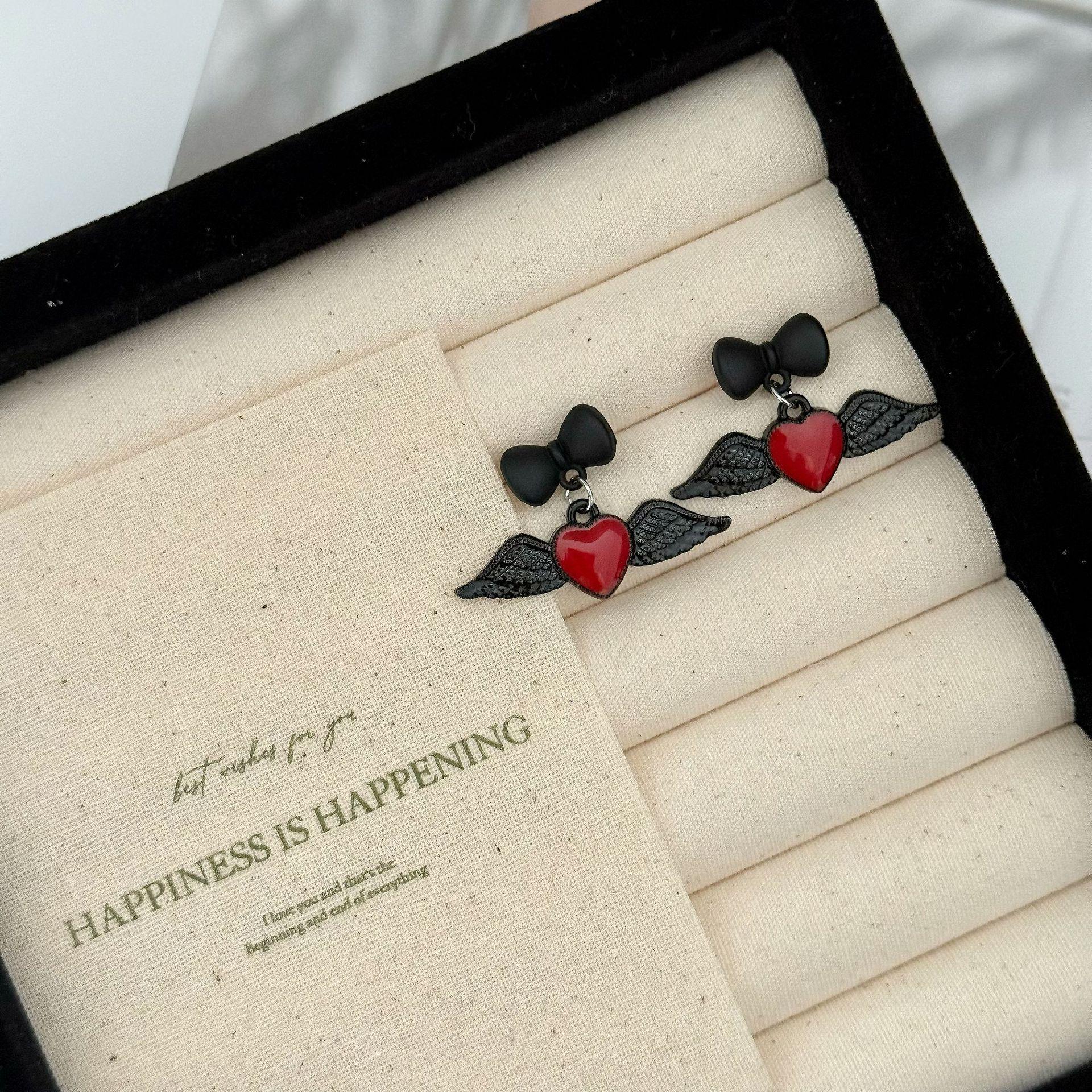 Темно-красные серьги-сердечки в стиле барокко с крыльями - нишевый милый женский аксессуар