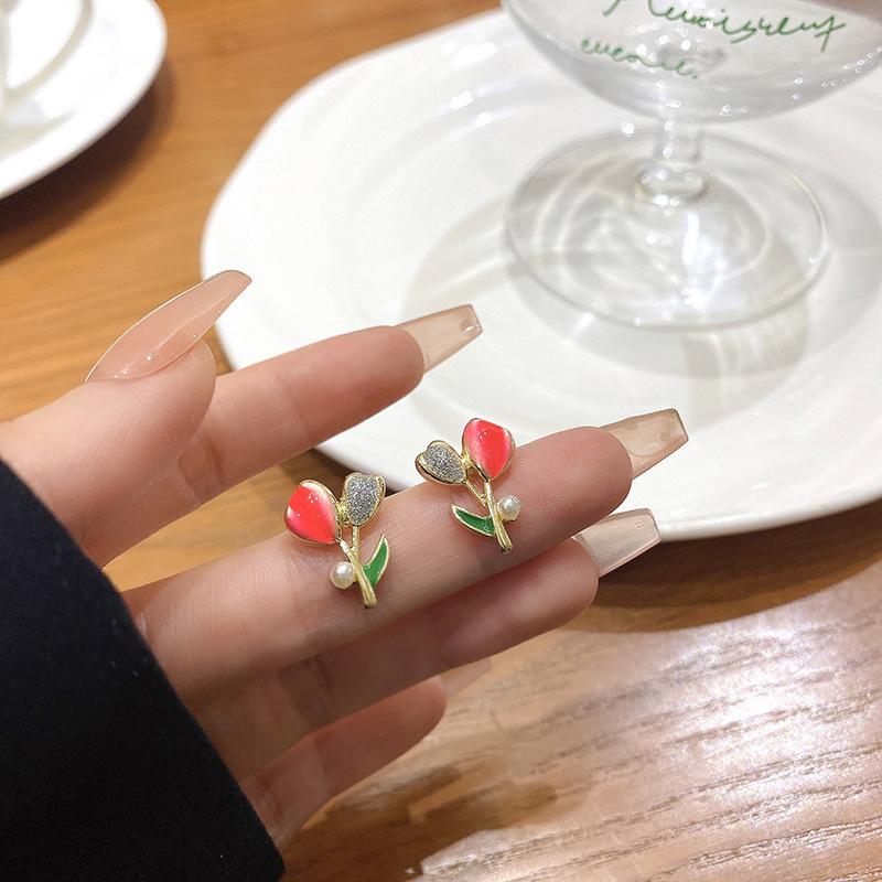 Spring and Summer Light and Fresh Flower-shaped Earrings for Women, Small and Exclusive, with A Sophisticated and Elegant Feel. Ear Ornaments.