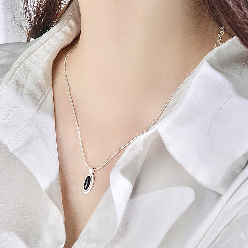 Star Orbit Satellite Necklace, Black Agate White Shell Necklace, Niche Design, Collarbone Chain Ring