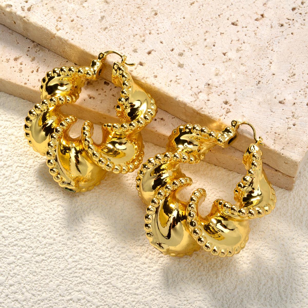 

Европейские и американские трансграничные нишевые дизайнерские трехмерные плиссированные кружевные грибы С-образной формы модные персонализированные простые серьги 2026 18k золотой