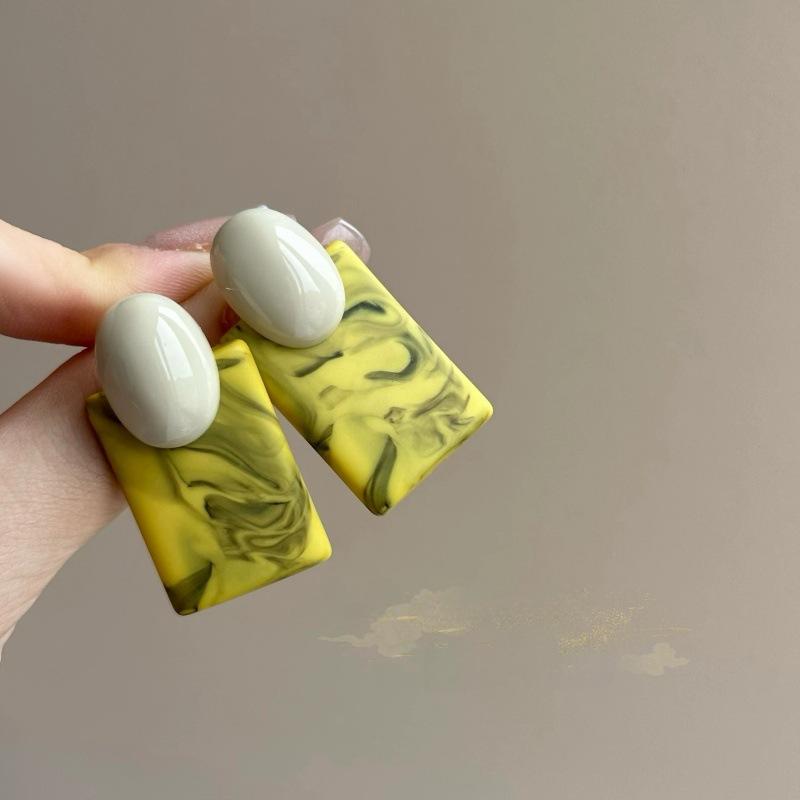 

Vintage French high-end yellow-green oval stud earrings women s new geometric square earrings, ear jewelry, earrings.
