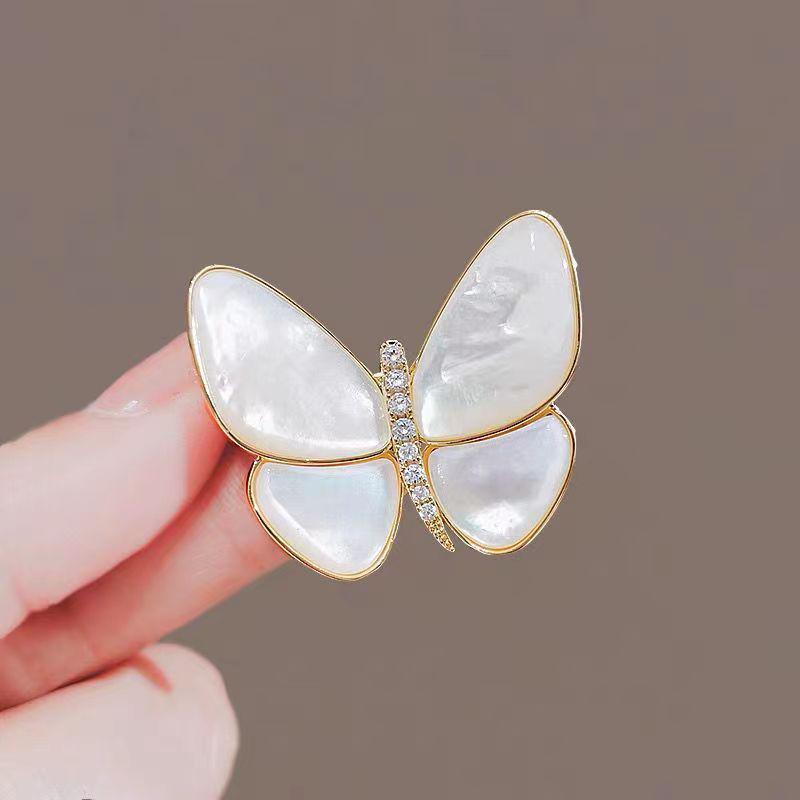 Elegant Pearl Brooch for Women's Suits - High-End Jewelry Pin