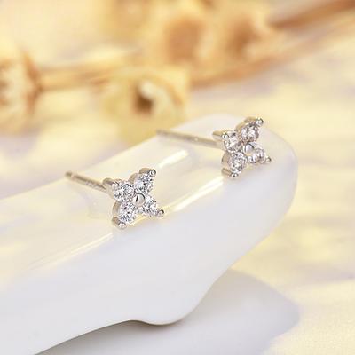 Mikro Kakma Zirkon Küpeler Dört Yapraklı Yonca Küçük Çiçek Küpeler Bayan Stili Kadın Sınıf Arkadaşı Hediyesi