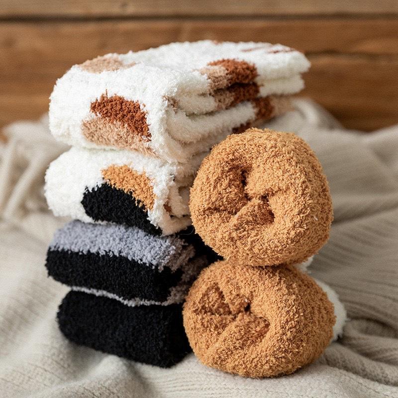 Thickened and Warm Coral Fleece Cat Paw Socks for Women, Mid-calf Postpartum Socks for Autumn and Winter
