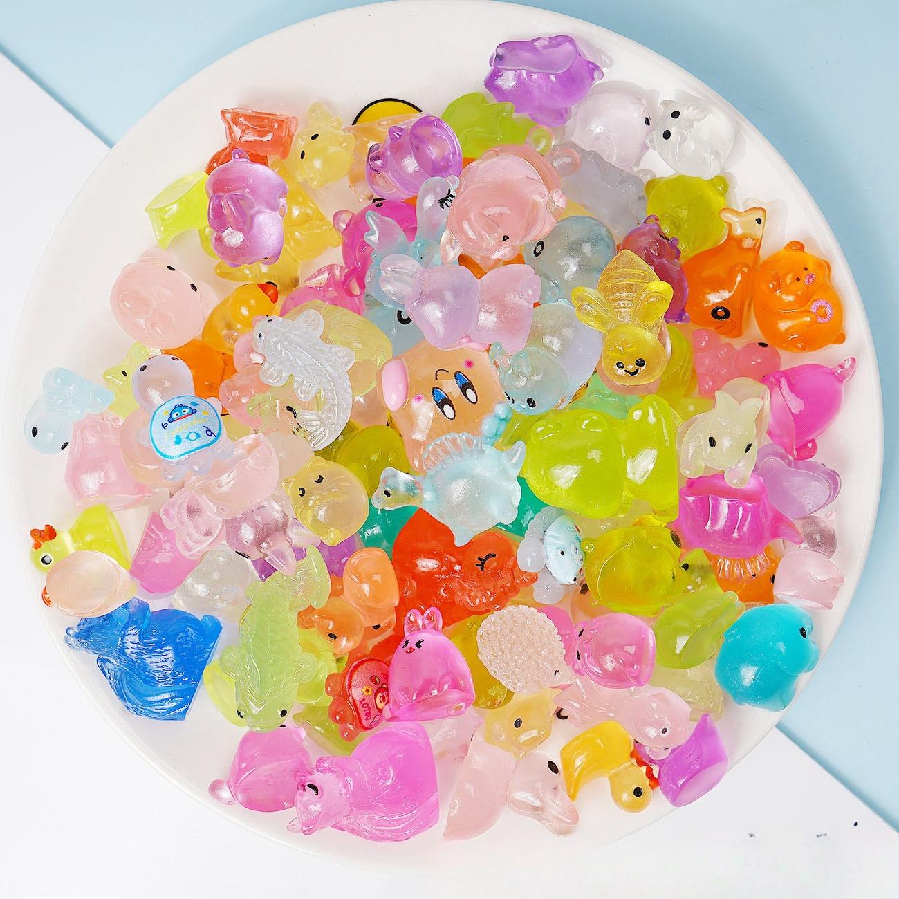 

50 ШТ. Светящиеся Мини-Животные из Смолы 50 Стилей Миниатюры Светятся в Темноте Крошечные Фигурки для Пряток Маленькие Фигурки Уточек