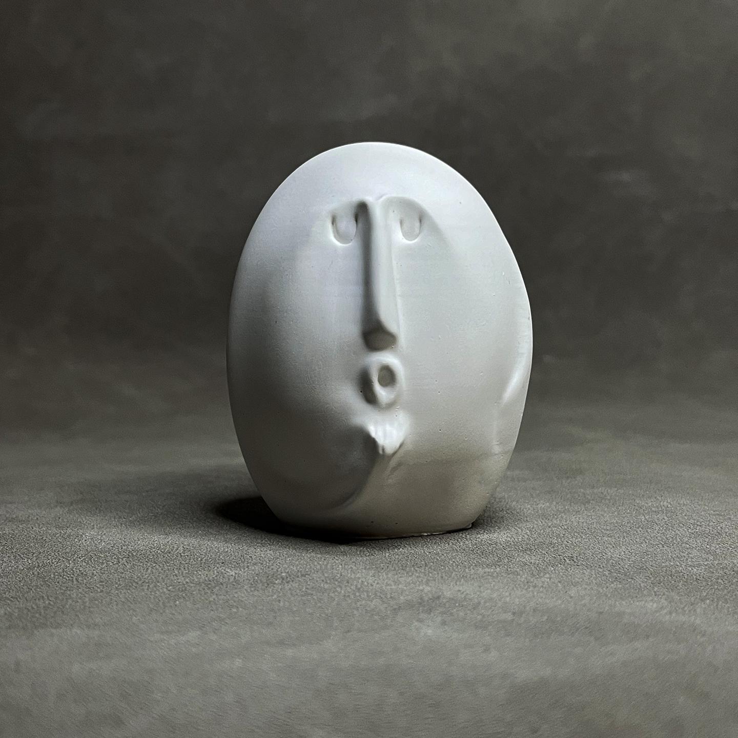 Living Room Table Decoration Abstract Human Face Sculpture Artistic Round Plaster Figurine Craft Indoor Aesthetic Decoration