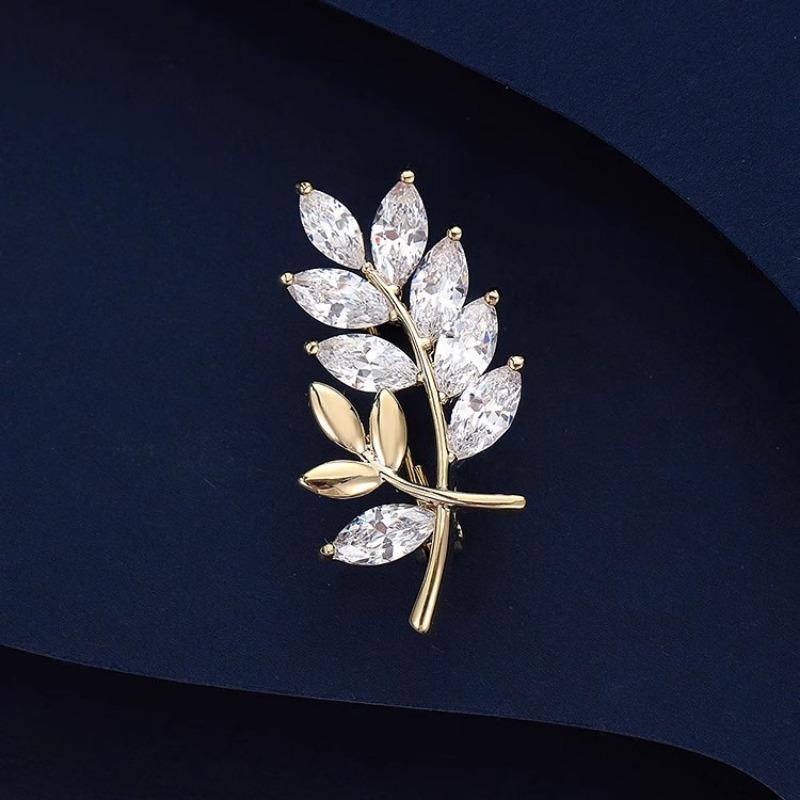 A High-end Women's Delicate Crystal Leaf Brooch with A Neckline Anti-glare Clasp