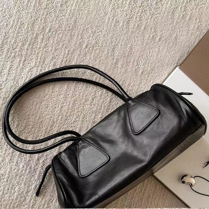 Black retro tote bag women's 2024 new premium texture minimalist lightweight commuter pleated portable shoulder bag