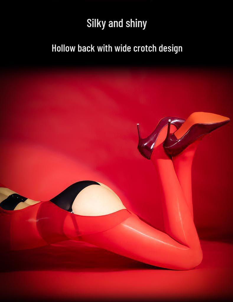 Mono elegante y tentador con medias brillantes sin espalda y entrepierna abierta