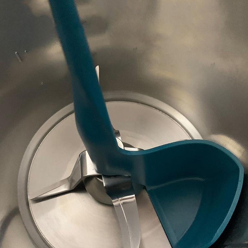 Der Thermomix's Tm5 Mixer verwendet ein Rührwerkzeug, um den Spatel Tm6 zu drehen, um die unteren Zutaten von Ruili Kitchen abzukratzen.